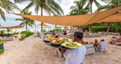 Top level apartment with jacuzzi, shared pool, gym, & tennis courts