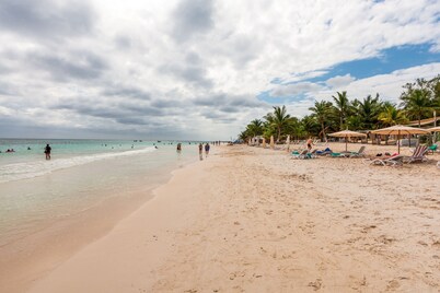 Top level apartment with jacuzzi, shared pool, gym, & tennis courts