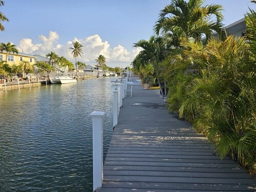Gorgeous Pool, Spa & Dock Access-Charming Marathon Key Haven, Kayak, Oceanside!