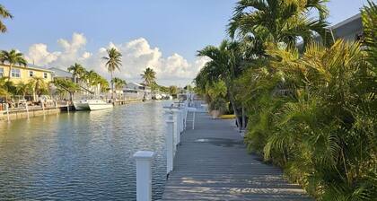 Gorgeous Pool, Spa & Dock Access-Charming Marathon Key Haven, Kayak, Oceanside!