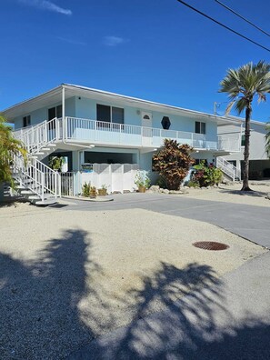 Exterior - Amazing!! 3/2 Heated Pool, Spa, Dockage, Kayak, 5 Houses from Open Ocean! (Marathon)