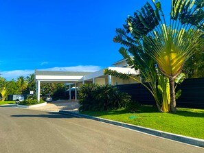 Property grounds - Tropical Beach & Golf Villa with 1 bedroom, Terrace, Wi-Fi & AC (Puerto Plata)