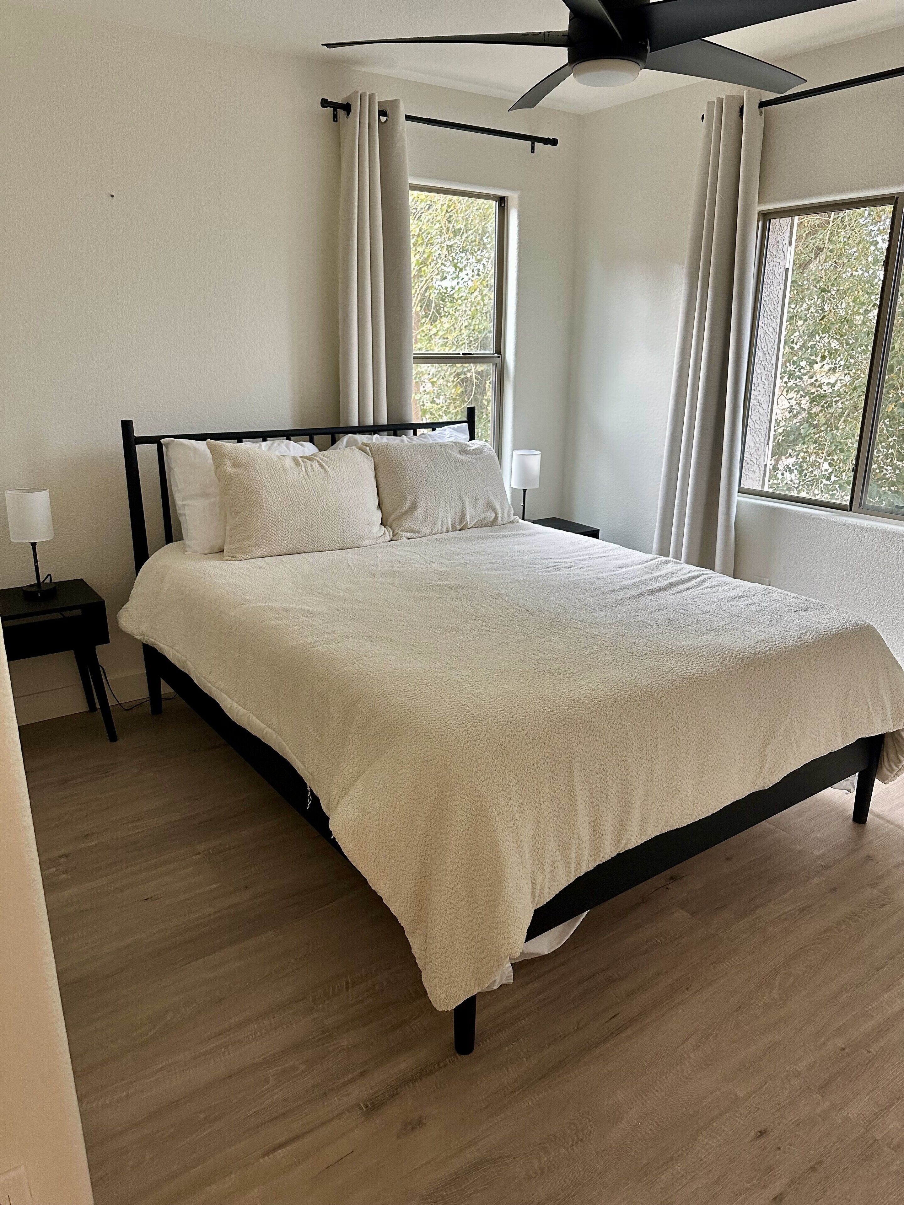 3 soverom, skrivebord, strykejern/-brett og reiseseng for barn