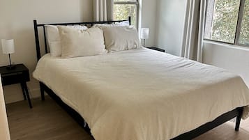 3 soverom, skrivebord, strykejern/-brett og reiseseng for barn