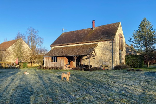 La maison principale vue du jardin