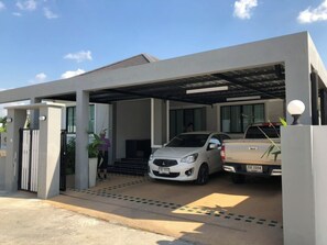 Property grounds - Villa 49 Luxury 4BR Chiang Mai (Baan Wean , Hang Dong)