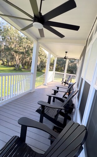 The Last Stand Farmhouse! Beautiful kitchen, TV room, AC, WiFi in Okeechobee