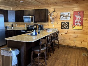 冷蔵庫、電子レンジ、オーブン、コンロ