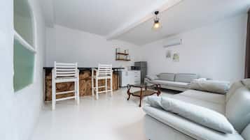 Suíte superior, vista para o mar | Roupas de cama premium, camas Select Comfort, individualmente decorados