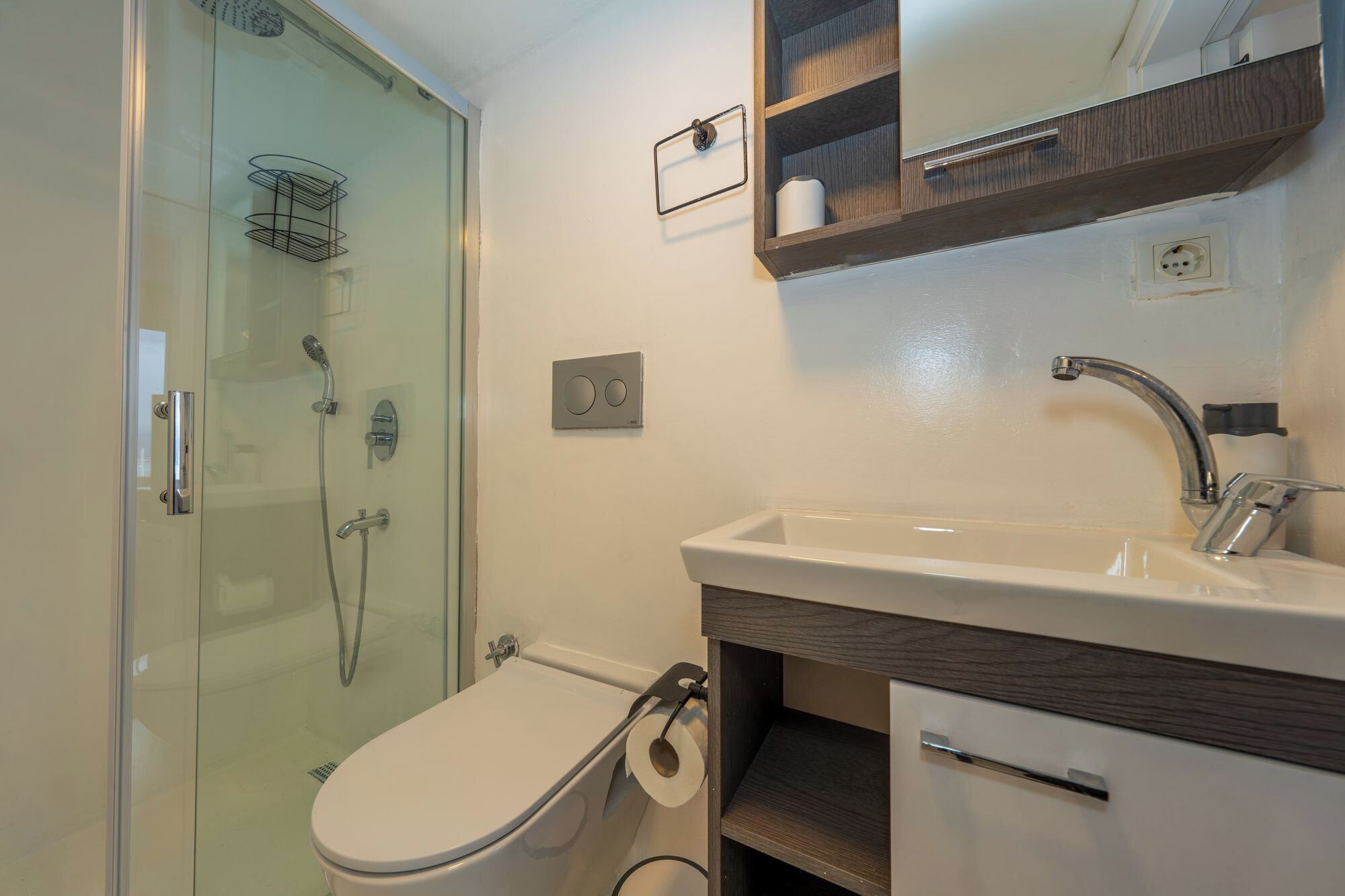 Quarto casal luxo, vista para o mar | Banheiro | Chuveiro, chuveiro com efeito de chuva, produtos de toalete de grife 