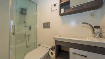 Quarto casal luxo, vista para o mar | Banheiro | Chuveiro, chuveiro com efeito de chuva, produtos de toalete de grife