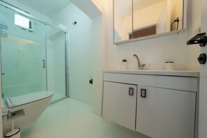 Superior Suite, Sea View | Bathroom | Shower, rainfall showerhead, designer toiletries, hair dryer - Mai Rooms Fethiye (Fethiye)