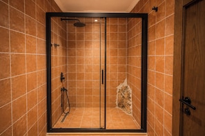 Quarto standard, vista parcial para o mar | Banheiro | Chuveiro, ducha de hidromassagem, produtos de toalete de grife 