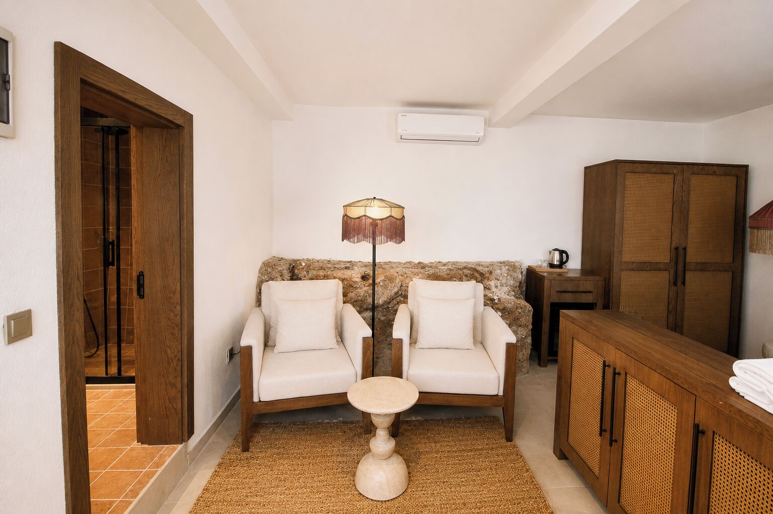 Quarto standard, vista parcial para o mar | Roupas de cama premium, camas Select Comfort, frigobar, escrivaninha