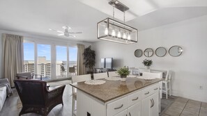 Condo, 1 cama King size y sofá cama (Laketown Wharf 1116) | Interior