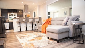Ein modernes Wohnzimmer mit einer Couch, einem Couchtisch und einem Teppich.