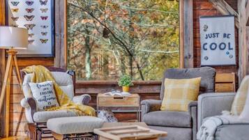 Una Smart TV, una chimenea, videojuegos, un reproductor de DVD