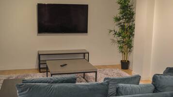 Apartment | Living area | Flat-screen TV