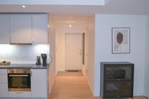 Apartamento | Cozinha privada | Geladeira, micro-ondas, fogão, cooktop