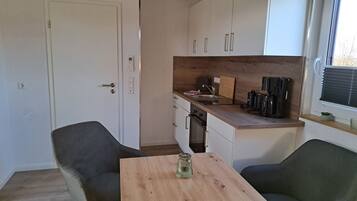 Fridge, oven, stovetop, coffee/tea maker