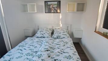 1 bedroom, bed sheets