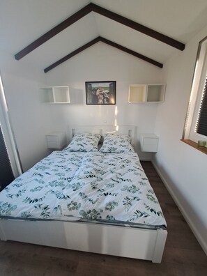 1 bedroom, bed sheets