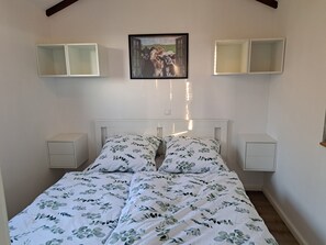 1 bedroom, bed sheets - Cozy tiny house with a view of the countryside (Ritterhude)