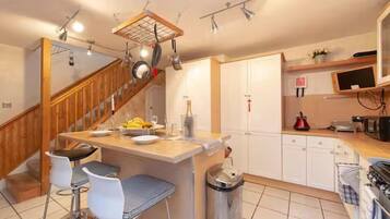 Rumah | Dapur pribadi | Lemari es, microwave, oven, dan kompor