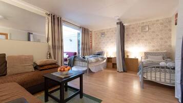 House | 3 bedrooms, iron/ironing board, free WiFi, bed sheets