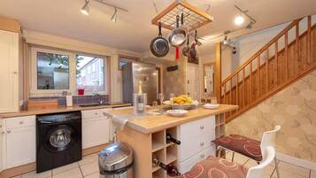 House | Private kitchen | Fridge, microwave, oven, stovetop