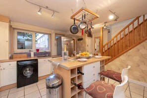 House | Private kitchen | Fridge, microwave, oven, stovetop - 3bedroom Sleeps8 Parking Familyfriendly Nearexcel (London)