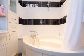 Hus | Badeværelse | Kombination af bruser/badekar, dybe badekar, gratis toiletartikler