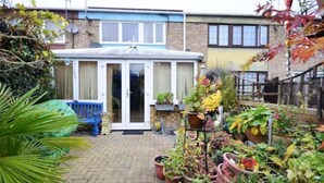 A covered patio area with potted plants and a blue bench. - 3bedroom Sleeps8 Parking Familyfriendly Nearexcel (London)