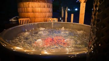 Cabin | Outdoor spa tub
