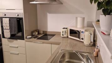 Appartement | Privékeuken | Een koelkast, een microgolfoven, een oven, een kookplaat