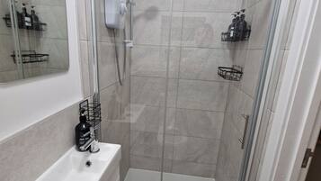 Apartment | Bathroom | Shower, towels