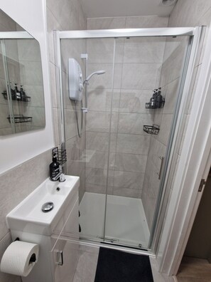 Apartment | Bathroom | Shower, towels - Cozy Apartment at Highbanks The Annex (Newhaven)