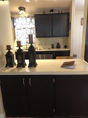 Microwave, oven, stovetop, cookware/dishes/utensils