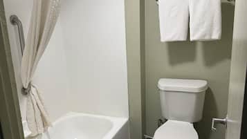 Regadera, secadora de cabello, toallas, jabón