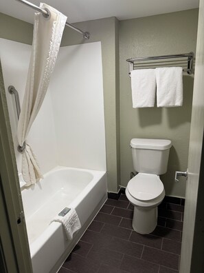 Een douche, een haardroger, handdoeken, zeep