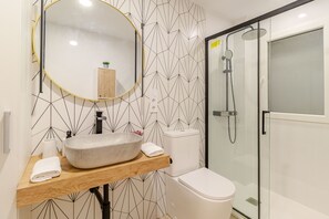 Dusche, Haartrockner, Handtücher, Seife