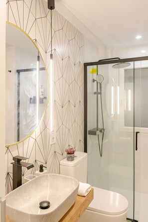 Dusch, hårtork, handdukar och tvål