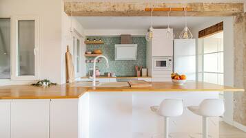 Een koelkast, een microgolfoven, een oven, een kookplaat