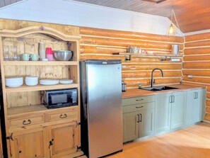 Fridge, microwave, coffee/tea maker, electric kettle - Cozy 2-bedroom suite in the forest near multiple restaurant/ pubs. BraggCreek (Bragg Creek)