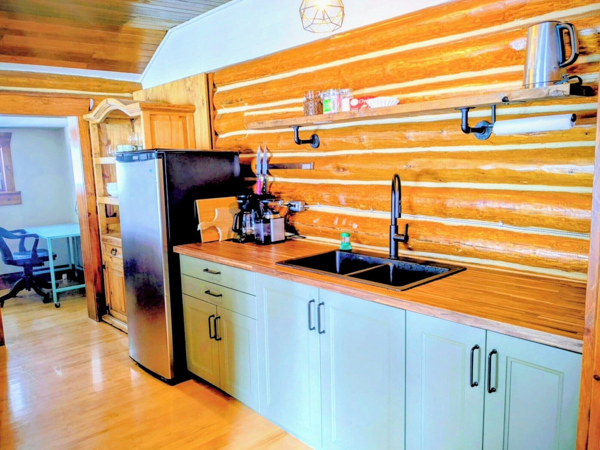 Kühlschrank, Mikrowelle, Wasserkocher mit Kaffee-/Teezubehör