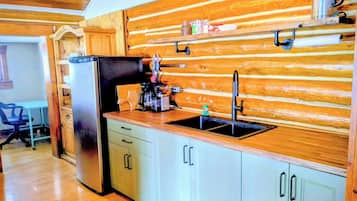 Refrigerador, microondas, cafetera/tetera, tetera/pava eléctrica