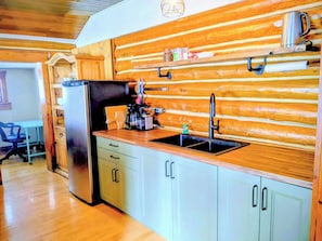 Frigorífico, microondas, cafetera o tetera y hervidor eléctrico