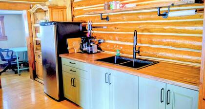 Cozy 2-bedroom suite in the forest near multiple restaurant/ pubs. BraggCreek