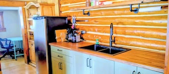Cozy 2-bedroom suite in the forest near multiple restaurant/ pubs. BraggCreek