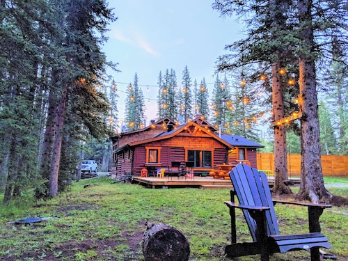 Cozy 2-bedroom suite in the forest near multiple restaurant/ pubs. BraggCreek